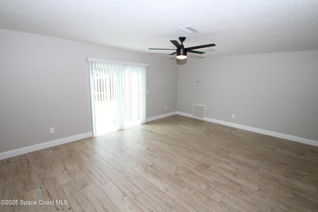 Building Photo - 1561 Rachel Ave SE