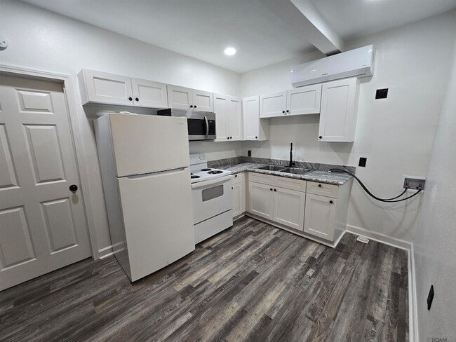 Building Photo - 2920 Sherwood St