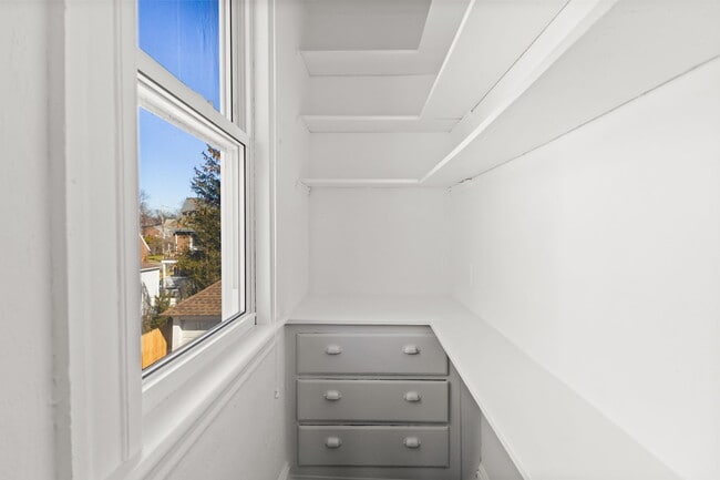 Building Photo - 44 Churchill St