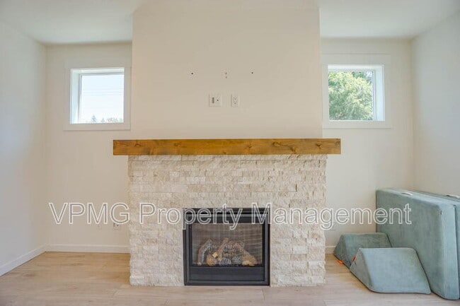 Building Photo - 935 SE 36th St