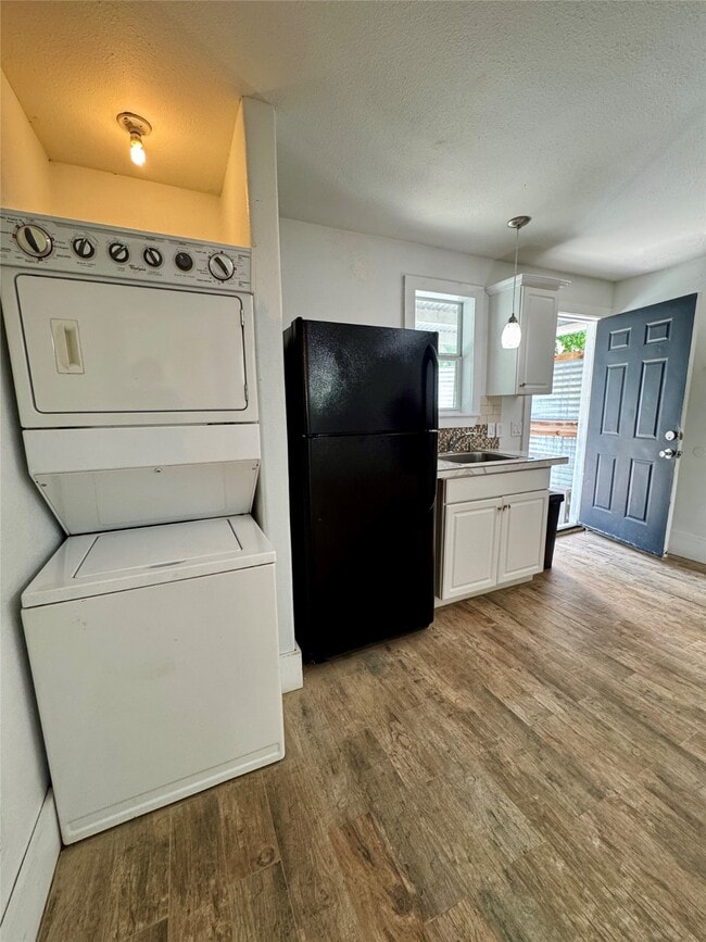 Building Photo - 814 1/2 W 21st St