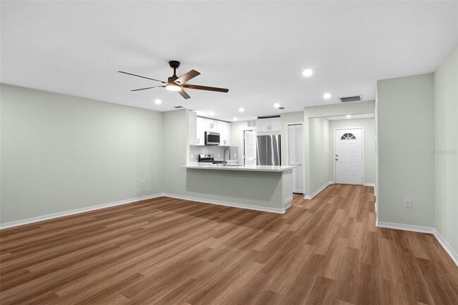 Building Photo - 26922 White Plains Way
