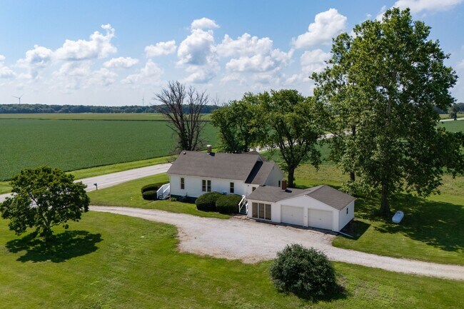 Building Photo - 3 Bedroom, 1 Bathroom Rural Home for Rent – Farmer City, IL