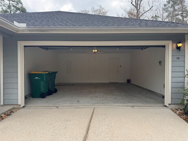 Building Photo - 10 Druids Glen Pl