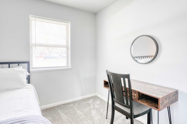 Building Photo - 1308 SE E St