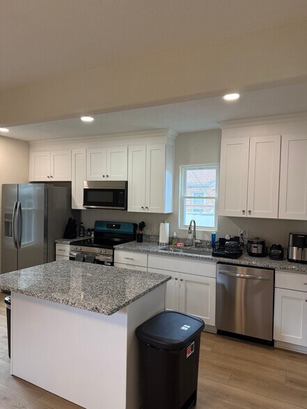 Building Photo - 2000 Effingham St