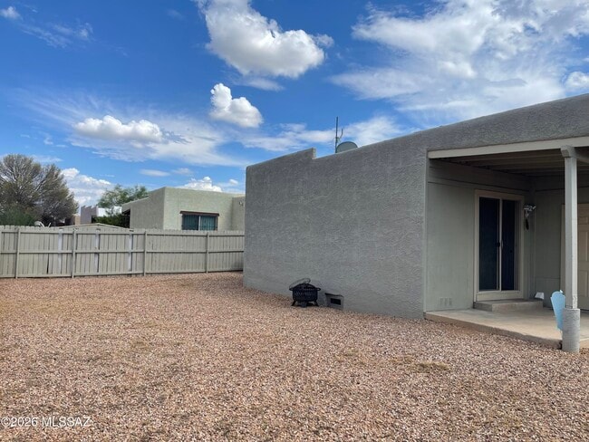 Building Photo - 3325 E Blacklidge Dr