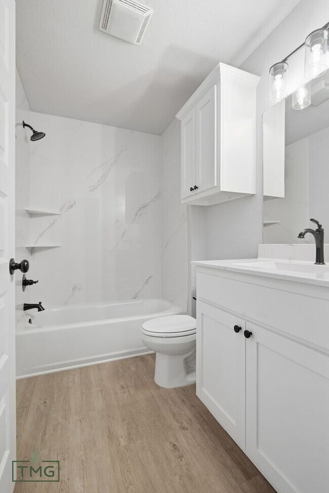 Building Photo - Fully Updated 2 Bed / 2 Bath Duplex – Prime Broken Arrow Location!