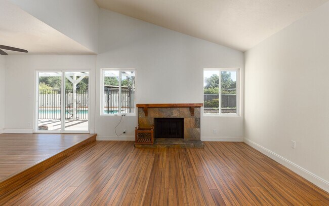 Building Photo - 15408 Glentree Rd