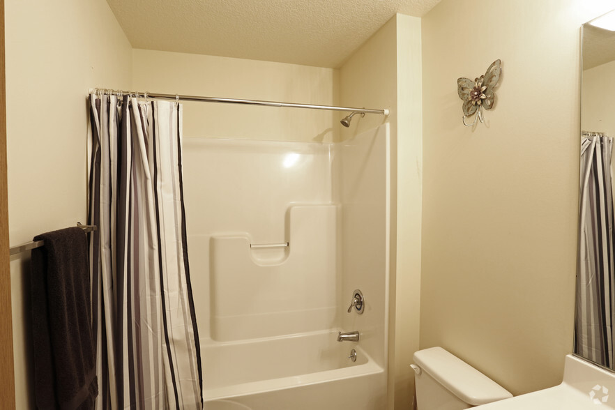 Three Bedroom - Bathroom - Briar Ridge Apartments