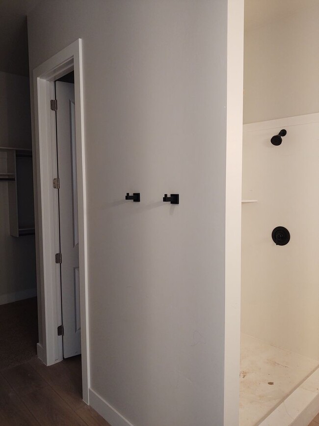 Building Photo - LIKE NEW 3 Bed Snowberry Dr!