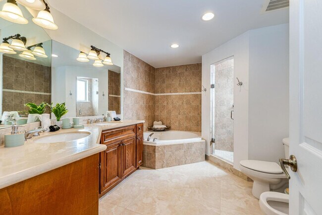 Building Photo - 1721 SW 23rd St