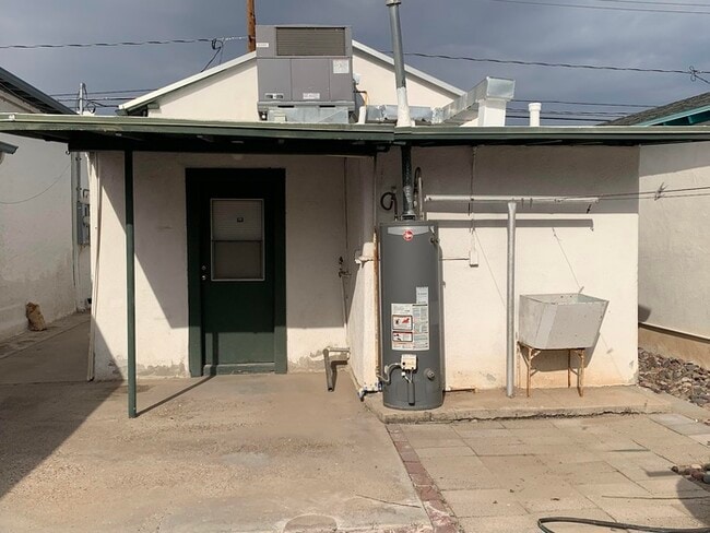 Building Photo - Downtown 1 Bedroom 1 Bath Bungalow