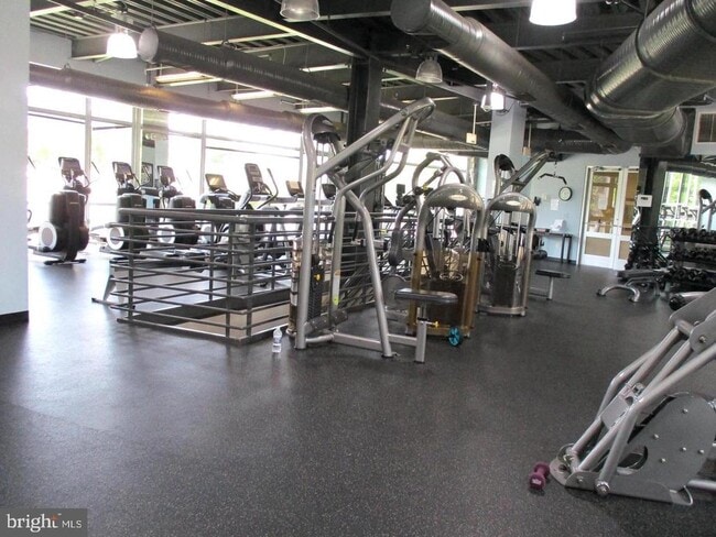 Building Photo - 2456 Eastbourne Dr