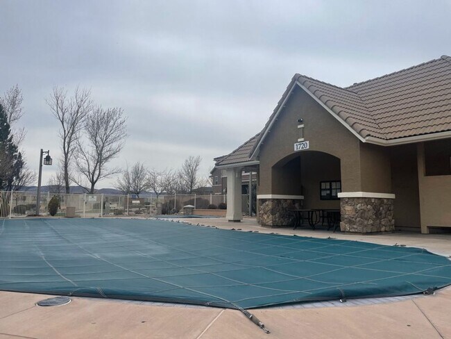 Building Photo - Two Bedroom Condo in South Reno