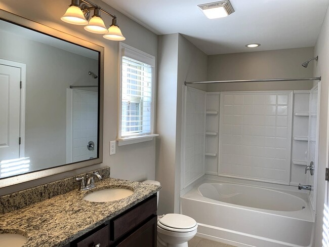 Building Photo - 204 Princess Pl