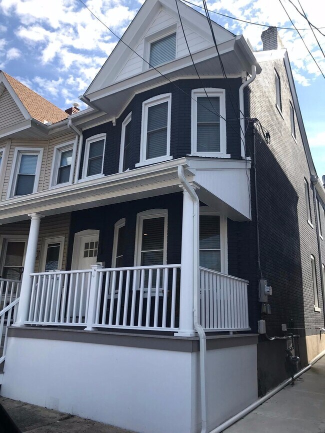 Building Photo - 544 Broad St