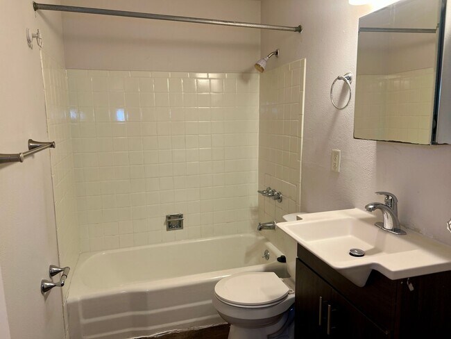 Building Photo - Spacious 2-bedroom 1.5 bath unit available in Westminster