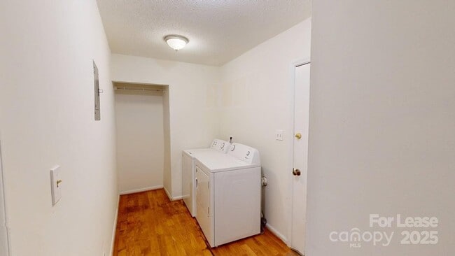 Building Photo - 4025 Woodfox Dr