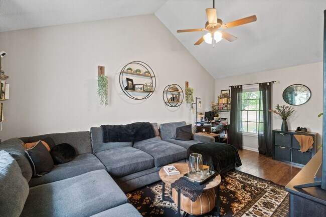 Building Photo - Lovely home in Peach Tree - Waiting for you to call home for the Holidays!