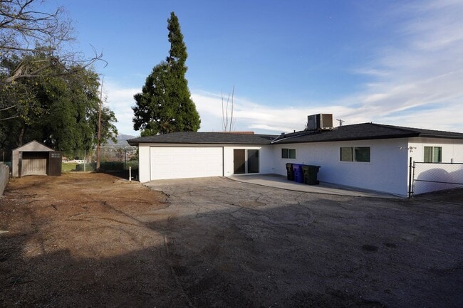 Building Photo - Beautiful Yucaipa Home with Private Garage