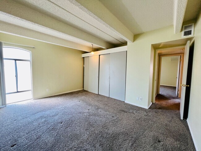 Building Photo - CHARMING 2 BED APT IN THE HEART OF CONGRES...