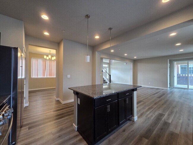 Building Photo - 2524 Jacaranda Ave