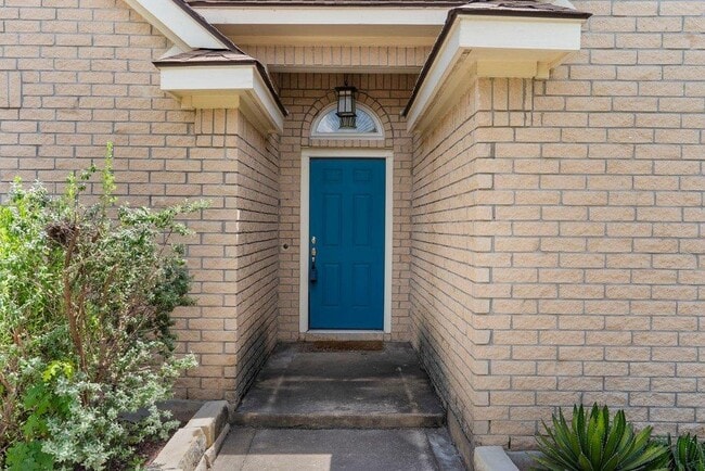 Building Photo - 13213 Villa Park Dr