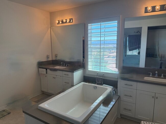 Building Photo - Home in Gated Five Knolls Community | 5 Bedrooms