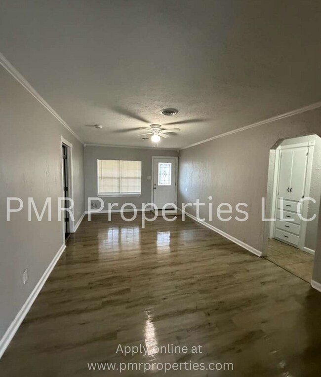 Building Photo - 3 Bedrooms / 2 Bathrooms House
