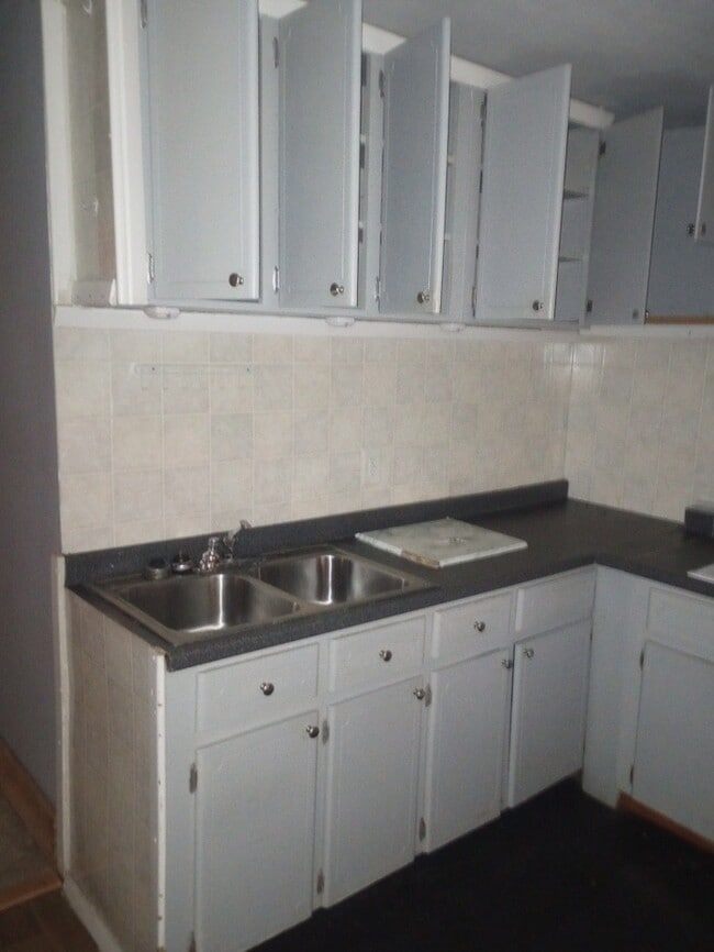 Building Photo - 3 Bedroom 1 Bathroom