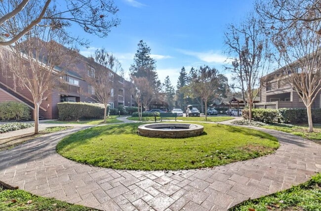Building Photo - Charming 1 bedroom condo centrally located...