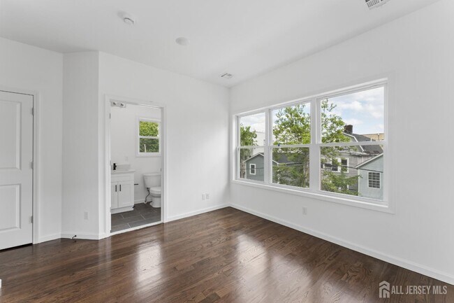 Building Photo - 910 Bergen St