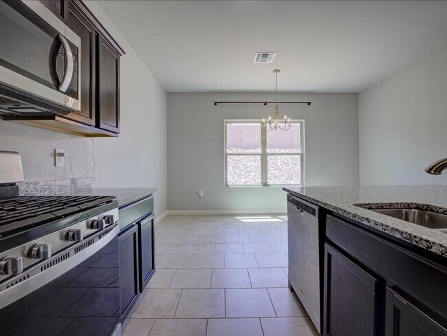 Building Photo - Corona de Tucson 4 Bedroom 2 Bathroom