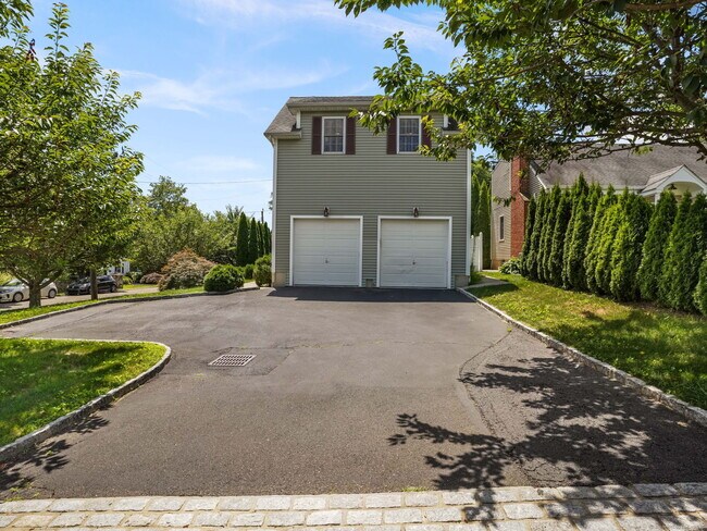 Building Photo - 56 Barholm Ave