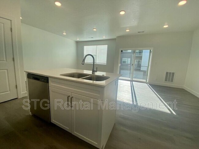 Building Photo - 5801 S Garnet Dr