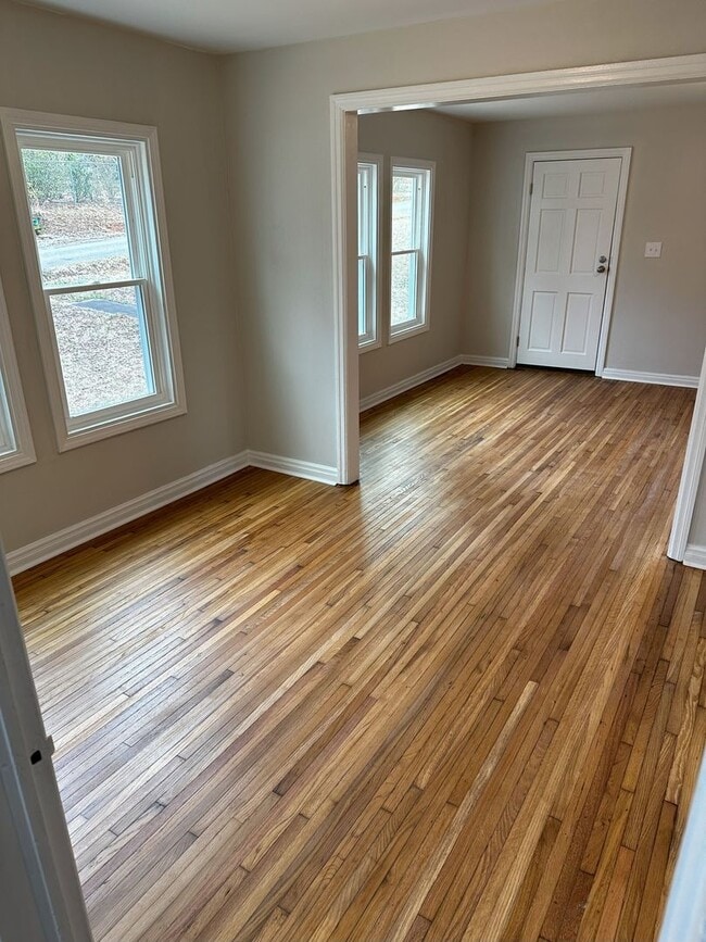 Building Photo - 2 Bedroom Home with Spacious Backyard and Modern Upgrades