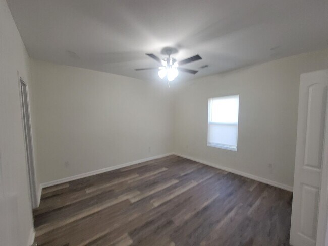 Building Photo - 2122 Circular Dr