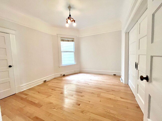 Building Photo - Stunning Edwardian Flat with a Backyard