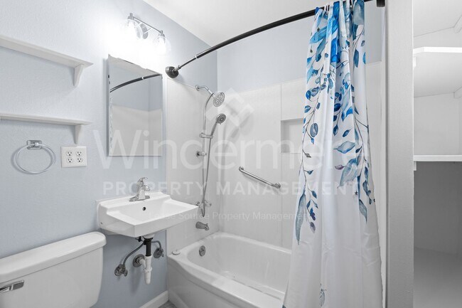 Building Photo - Welcome to this charming 1-bedroom, 1-bathroom home located in the vibrant city of Spokane, WA.