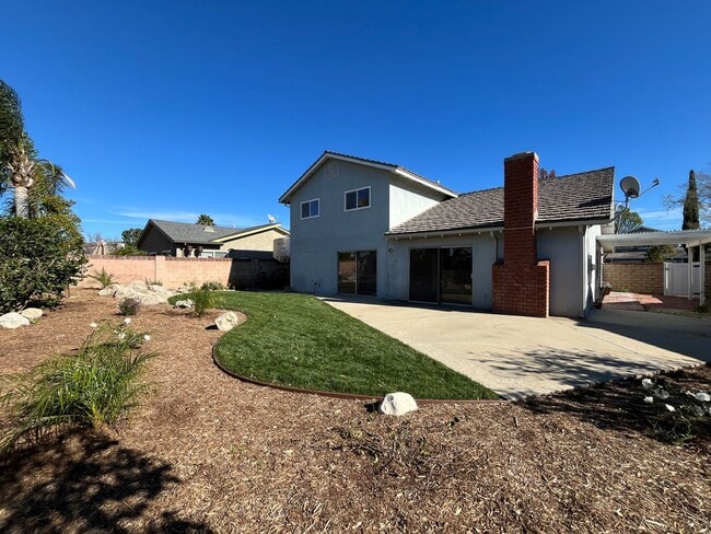 Building Photo - Simi Valley 4+3 w/downstairs bed + full bath + EV charger!