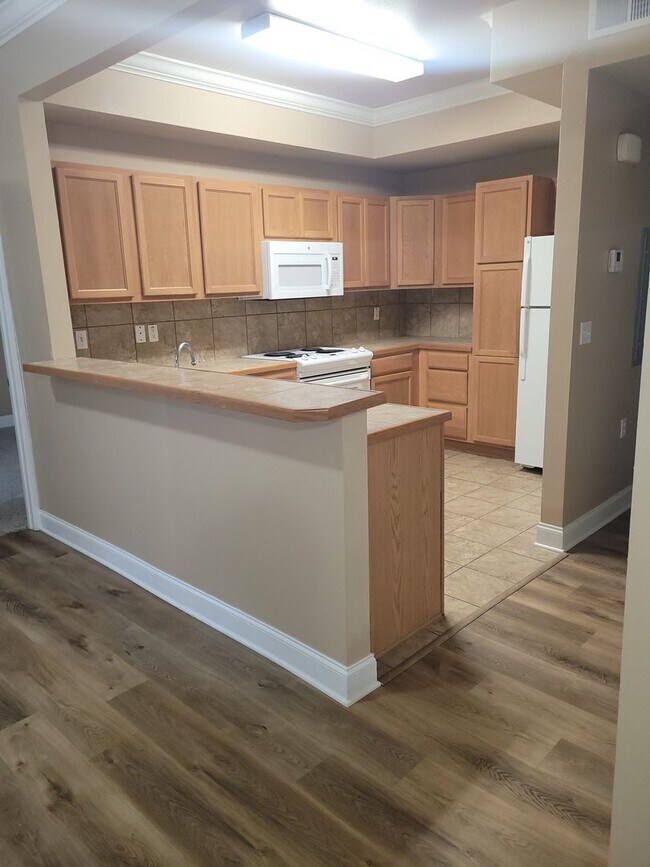 Building Photo - 2 bedrooms and 2 bathrooms condo with washer/dryer