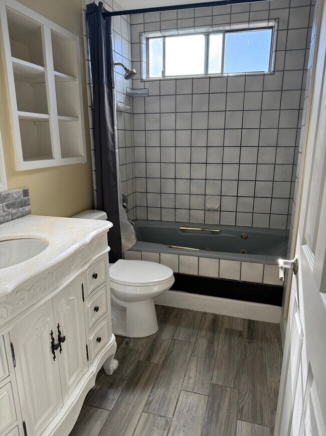 Building Photo - 486 Waskow Dr