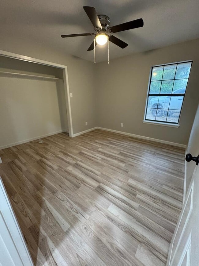 Building Photo - Texas Oak