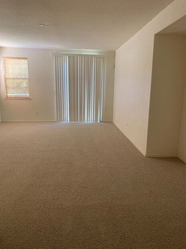 Building Photo - 3 br, 2.5 bath House - 560 Woodlake Drive