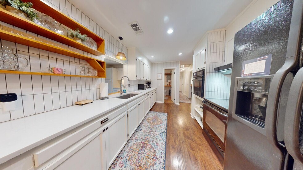 Building Photo - Super Cute One Level Home 1 mile from Toom...