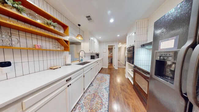 Building Photo - Super Cute One Level Home 1 mile from Toom...