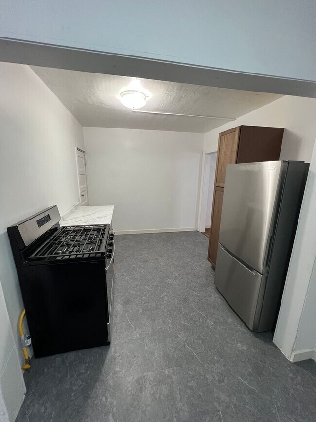 Building Photo - 3 Bedroom 1 Bathroom House (move in ready)