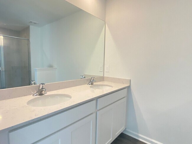 Building Photo - Almost New 3/2/1 Modern Townhome!