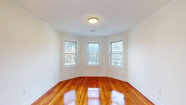 Building Photo - 391 Linwood Ave